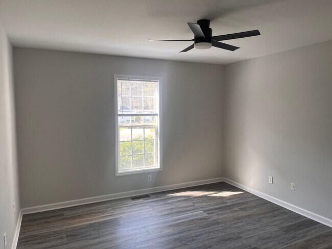 Building Photo - 3 bedroom 2 bath single family home. Fresh paint, new floors