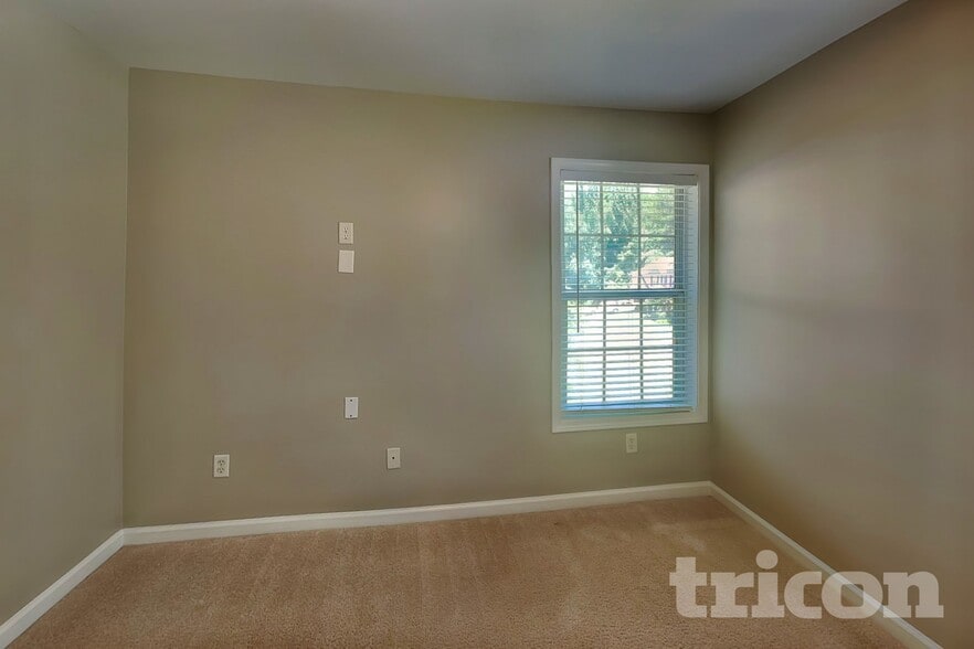 Building Photo - 323 Ivy Manor Dr NW