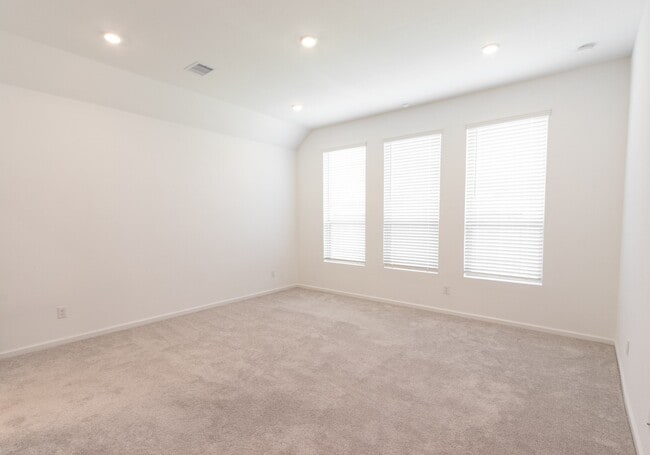 Building Photo - 705 Western Fern