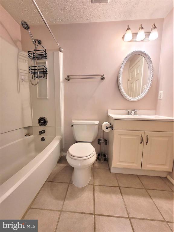 Building Photo - 8072 Grandview Ct