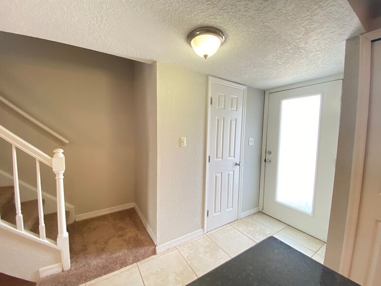 Building Photo - First months rent Half off! Beautiful 2/1.5 Condo in Orlando! New Carpet!