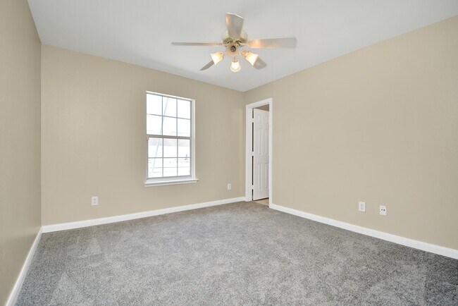 Building Photo - 11899 Algonquin Dr