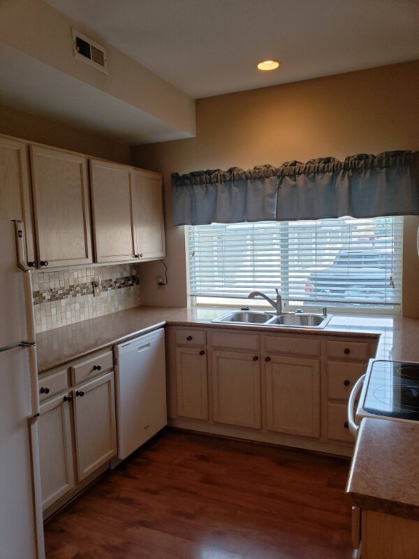 Building Photo - 5225 White Willow Dr