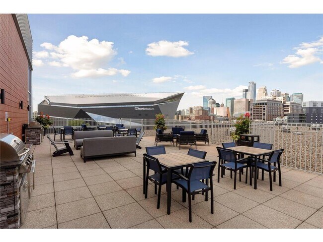 Building Photo - 215 10th Ave S