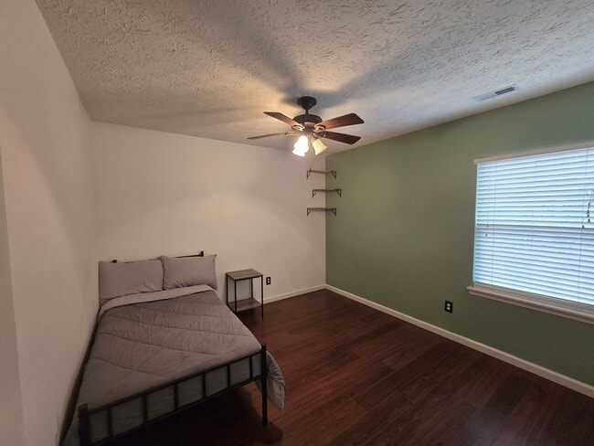 Building Photo - Super Adorable End-Unit Townhome in RTP with Designer Flair!