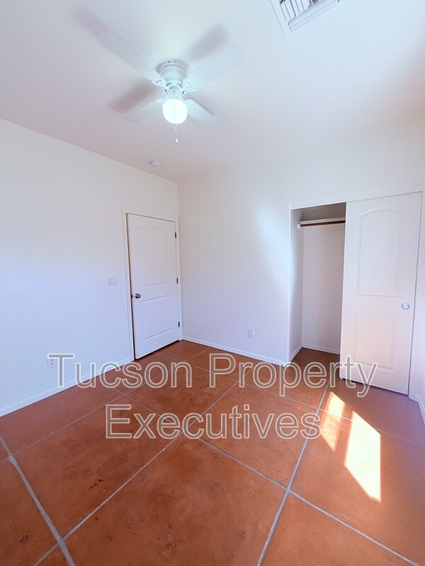 Building Photo - 324 W 23rd St