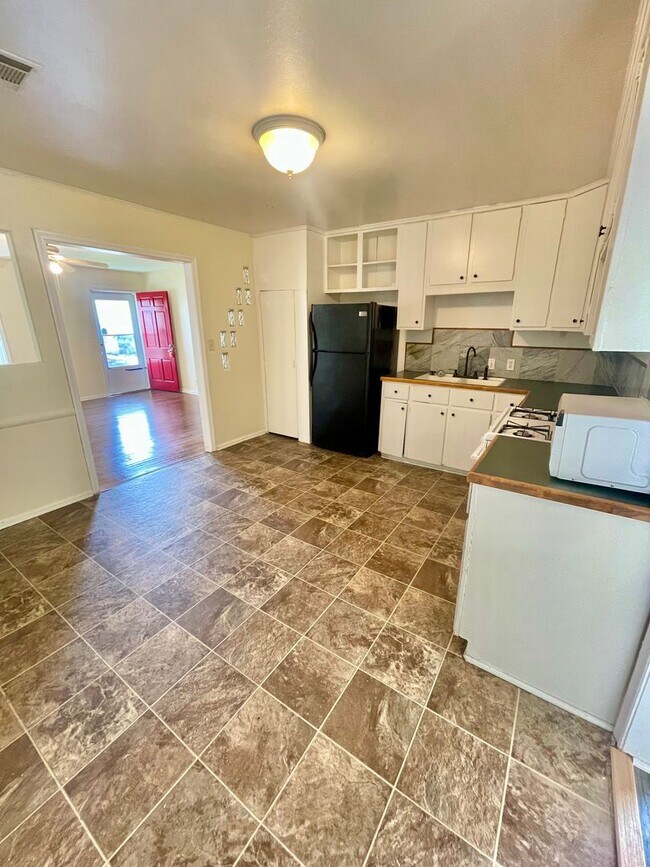 Building Photo - Charming Hideaway: 2BR Cozy House