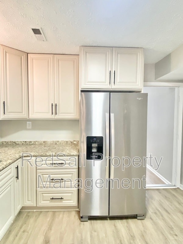 Building Photo - 709 Chatsworth Dr