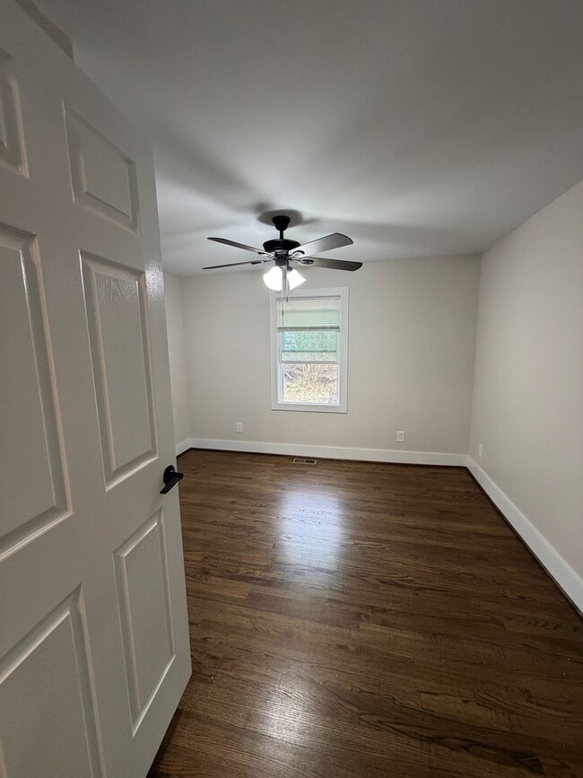 Building Photo - 2 Bed 1 Bath home with large backyard