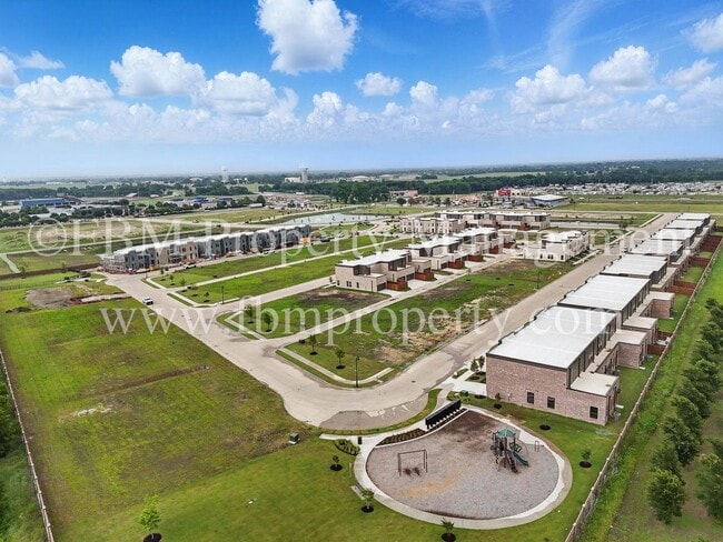 Building Photo - 2121 Luna Dr
