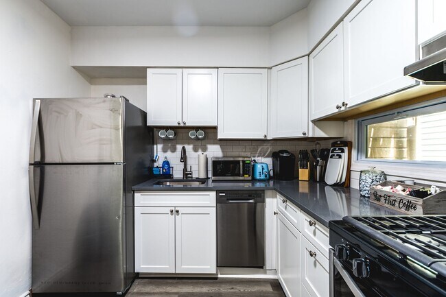 Building Photo - 4913 Yew St