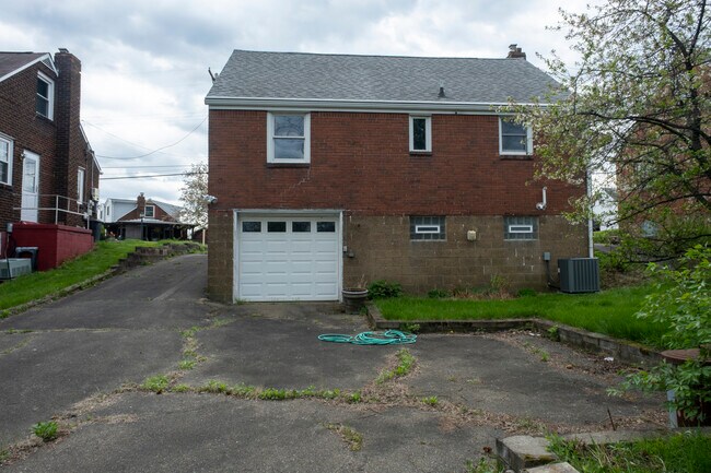 Building Photo - 713 Overhill Dr