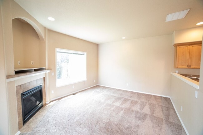 Building Photo - Newer Construction Townhome in Canby