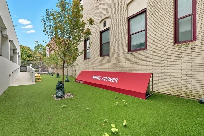 Building Photo - 303 Madison St