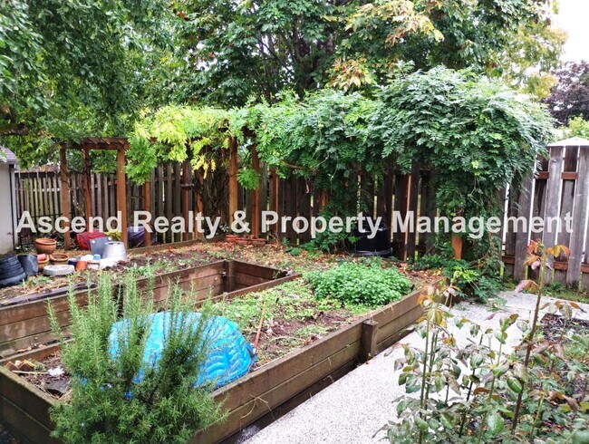 Building Photo - Ideal Hillsboro Location 2 Level Home with...