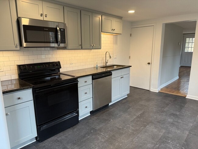 Building Photo - Economical twin home with great natural light, fresh paint, yard, creek