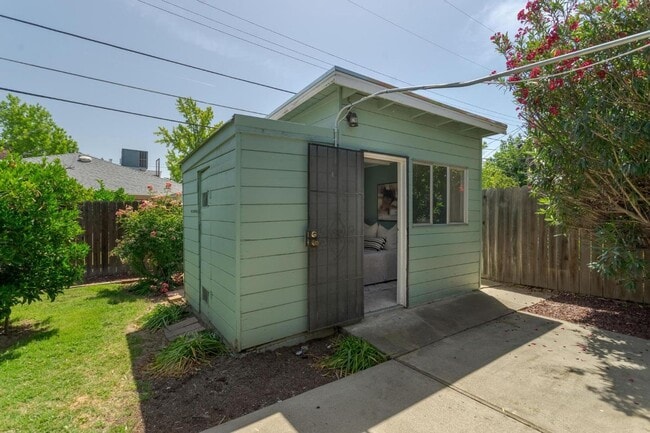Building Photo - Charming Mid-Century Home with Detached St...