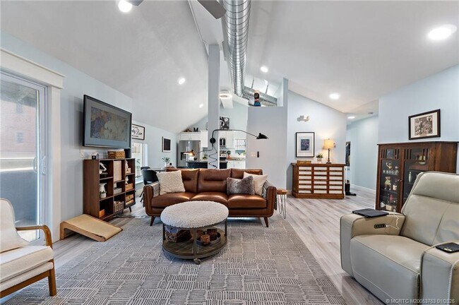 Building Photo - 310 SE Denver Ave