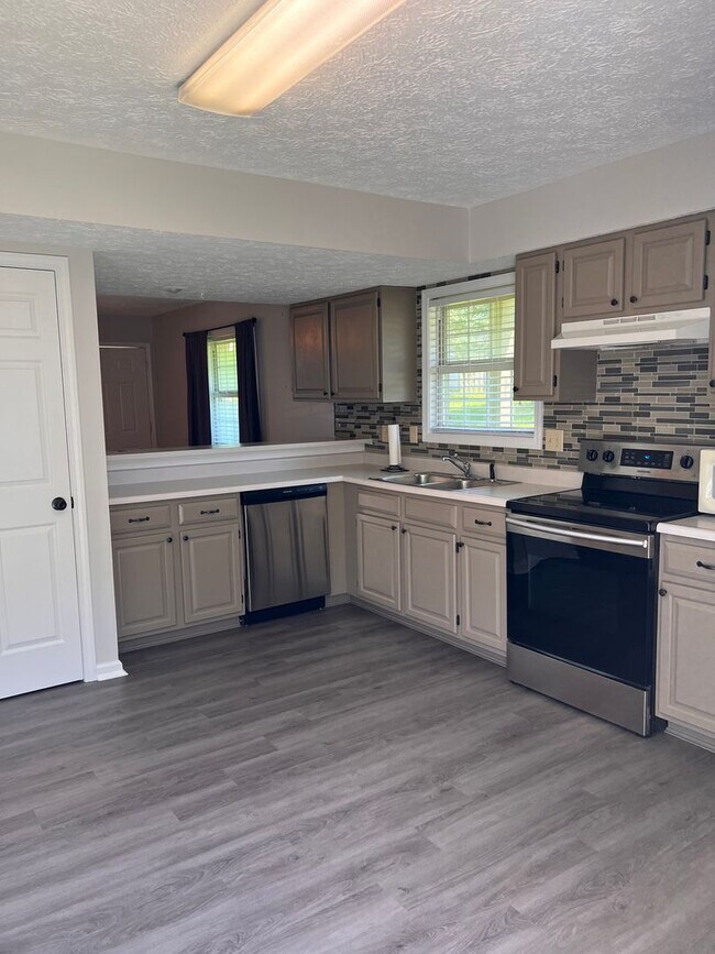 Building Photo - PRICE REDUCTION Available June 2026;  Monthly rent is $1,600