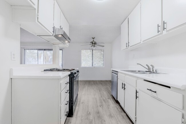 Building Photo - Chatsworth Rent This Now