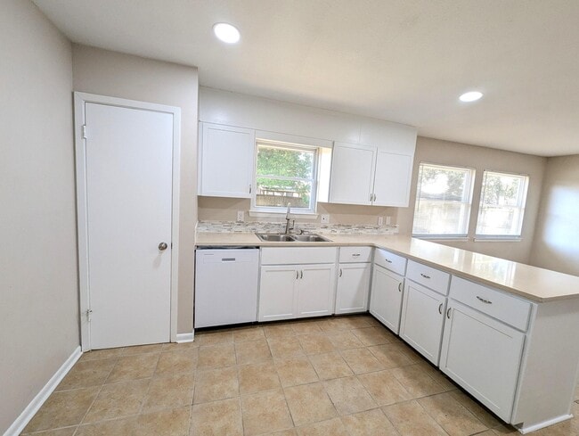 Building Photo - 35 Solar St