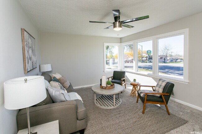 Building Photo - Room for rent in Great Ogden Location!