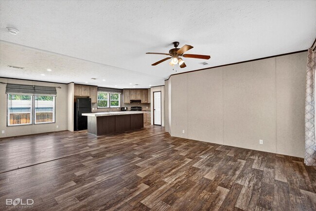 Building Photo - 4BD/2BA home with fenced back yard.