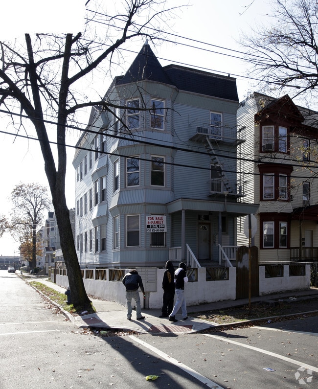 Building Photo - 94 Hopkins Pl