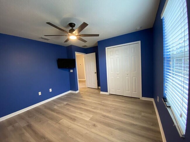 Building Photo - 541 Las Fuentes Dr