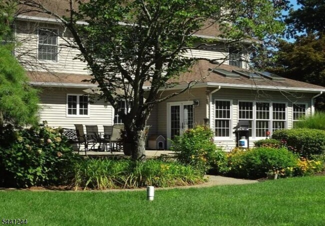 Building Photo - 246 Fresh Ponds Rd