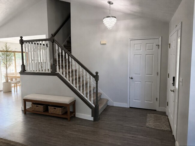 Building Photo - 704 Country Club Dr