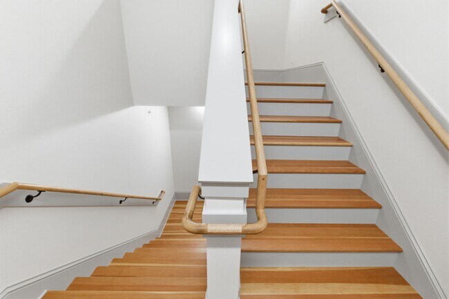 Building Photo - MOVE IN SPECIAL - NEWLY RENOVATED DOWNTOWN SALEM STUDIO