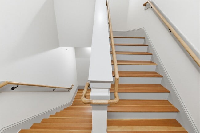 Building Photo - WINTER SPECIAL - NEWLY RENOVATED DOWNTOWN SALEM STUDIO