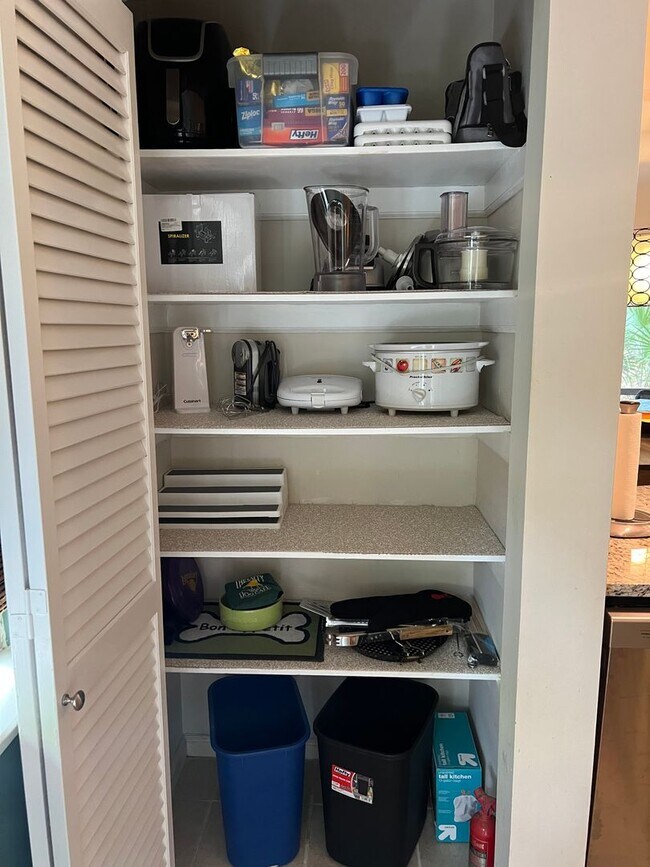 Building Photo - Walk to the beach from this 2BR FURNISHED ...