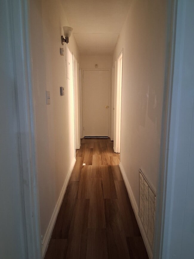 Building Photo - 3207 Longwood Dr