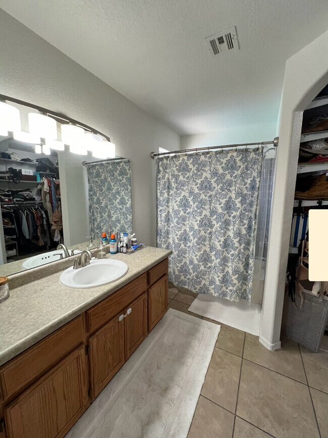 Building Photo - SOLAR & POOL HOME!