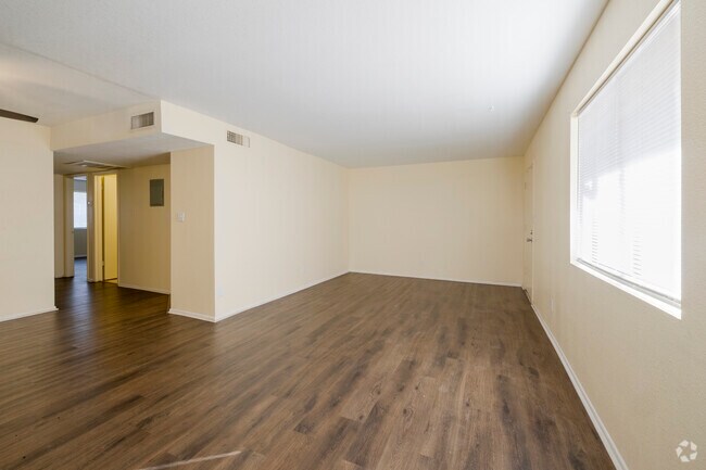 2BR, 1BA - 820SF - Living Room - 2516 W Augusta Ave