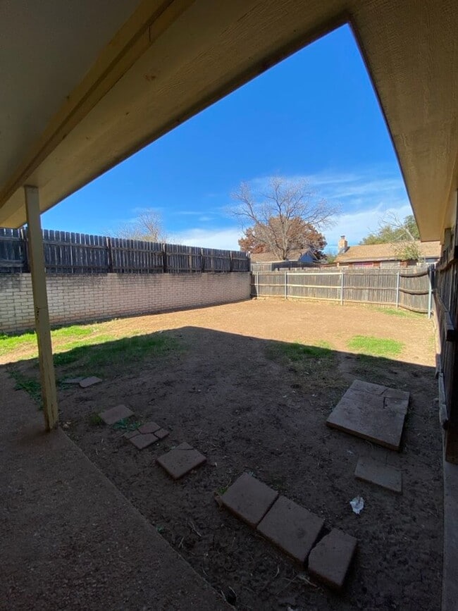 Building Photo - SPACIOUS & CUTE 2 bedroom 2 bath townhouse off Sunset Dr COMING SOON!