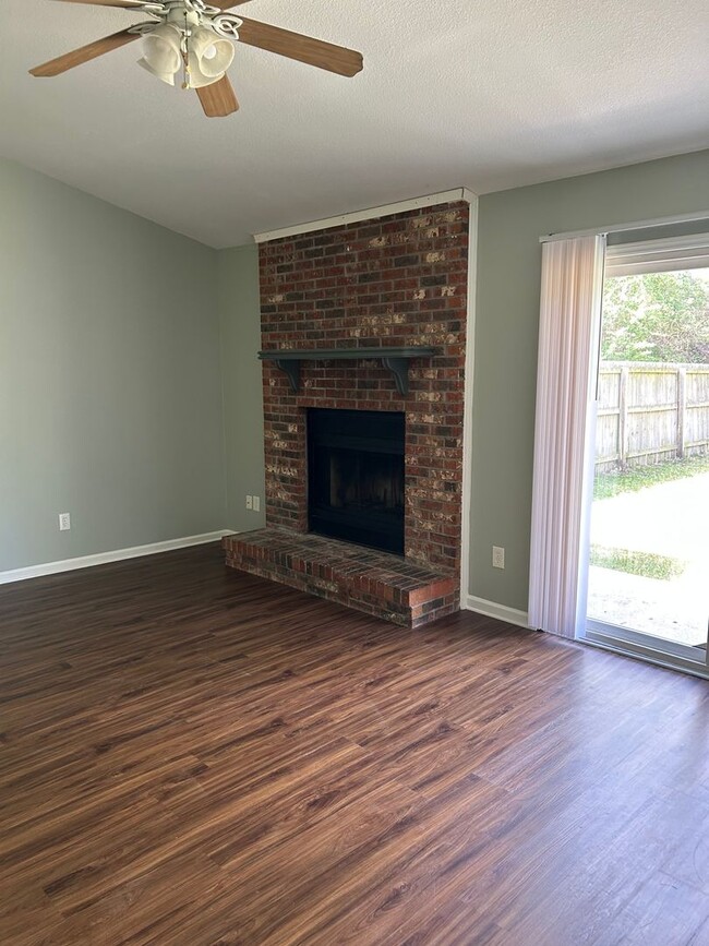 Building Photo - 2 bedroom, 2 bath Duplex