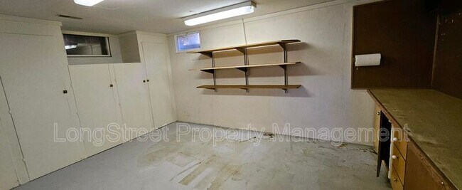 Building Photo - 6910 SW 11th Dr