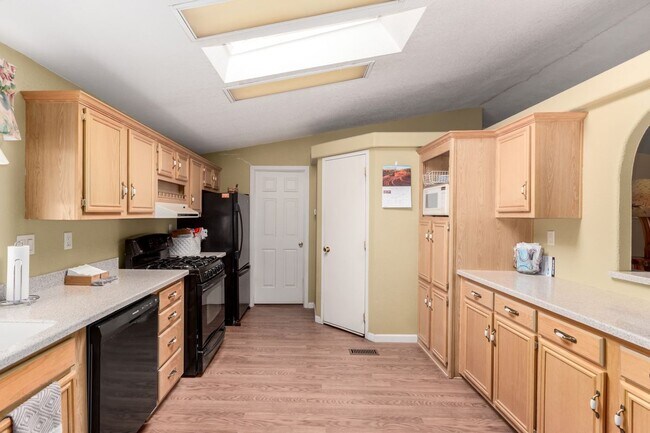 Building Photo - 16697 W Hopi Dr