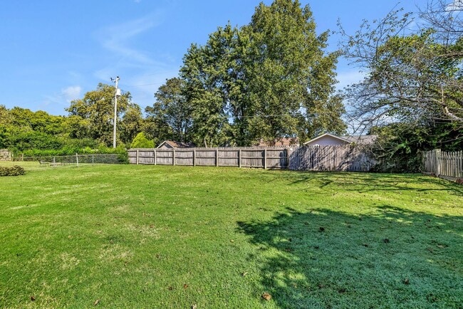 Building Photo - Beautifully furnished short-term rental in...