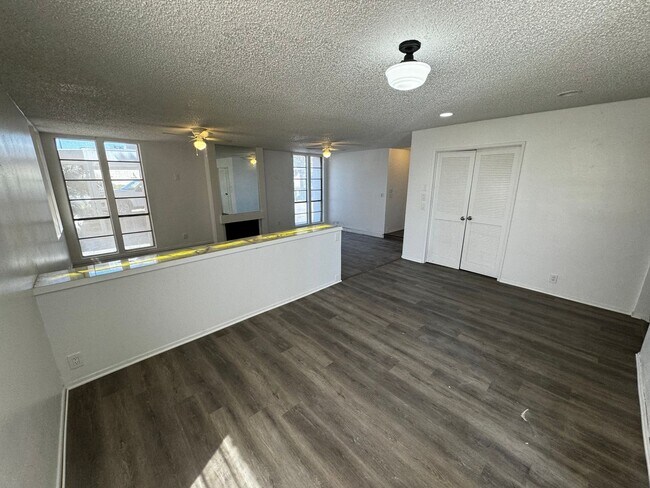 Building Photo - 3 BEDROOM 2 BATH, FIRST FLOOR UNIT