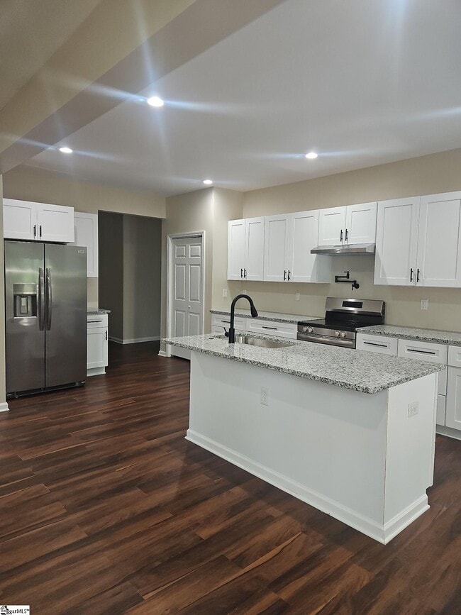 Building Photo - 1505 E Saluda Lake Rd