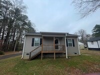 Building Photo - 2 Bedroom 1 Bath House Available