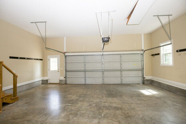 Building Photo - "Spacious 3-Bedroom Retreat with 3200 Sq Ft of Comfort in Seven Lakes!"