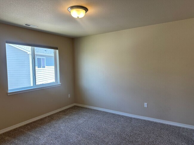 Building Photo - Stunning 4 Bed Home with Hot Tub in Founta...