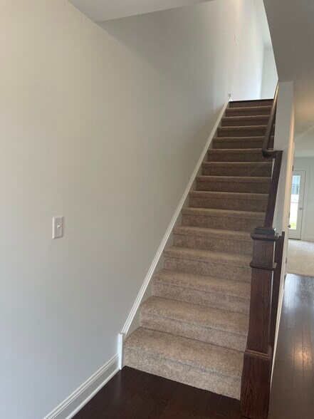 Building Photo - 4 Turf Ct