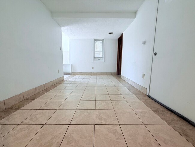Building Photo - 620 E Seerley Blvd