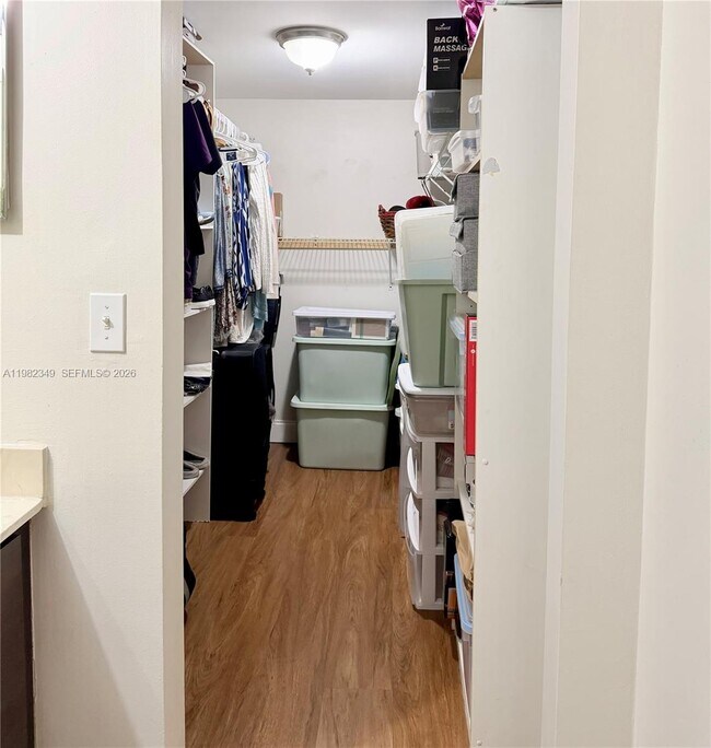 Building Photo - 450 Commodore Dr